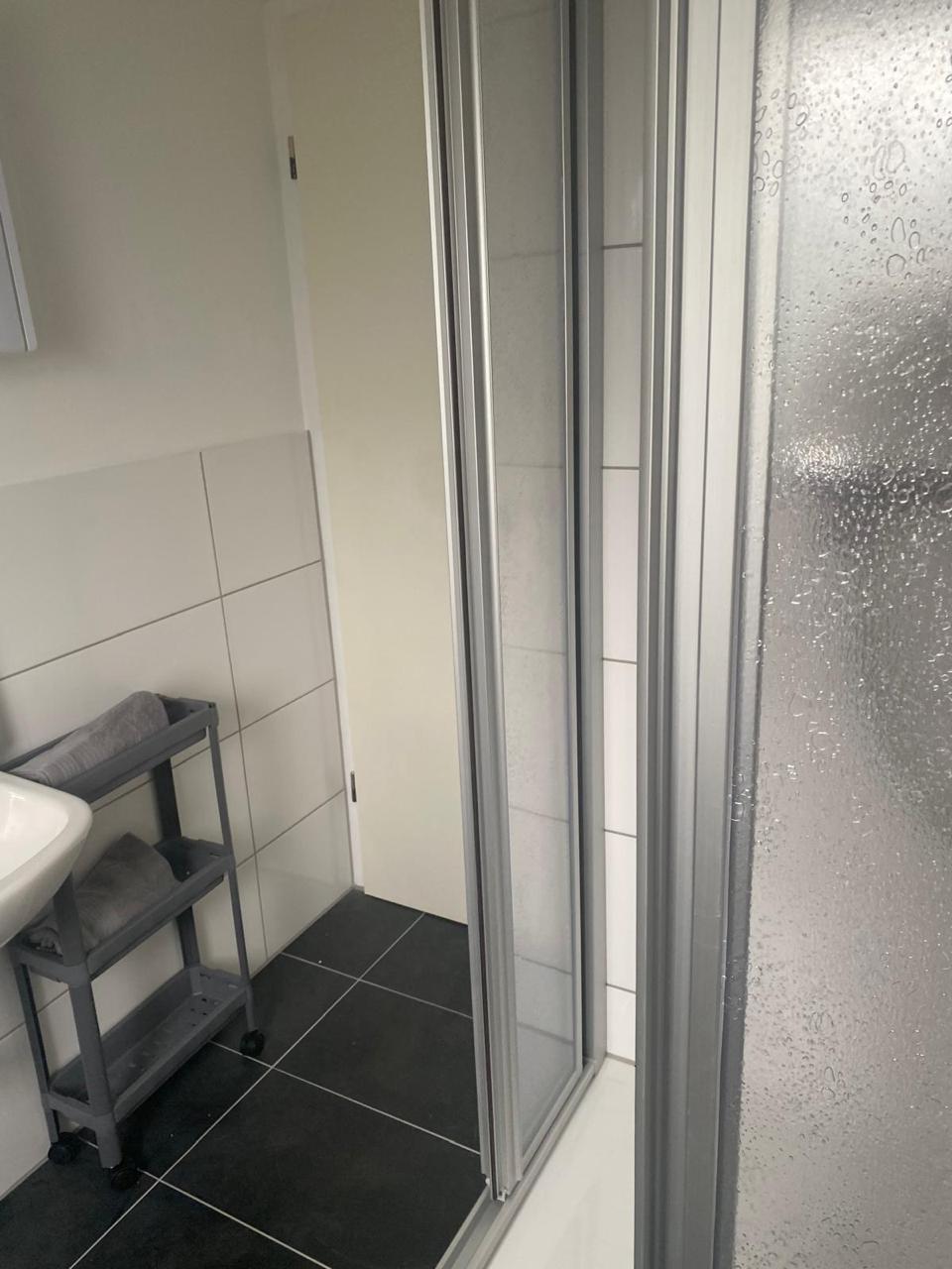 Ebenerdige Dusche mit Duscharmatur und Ablage