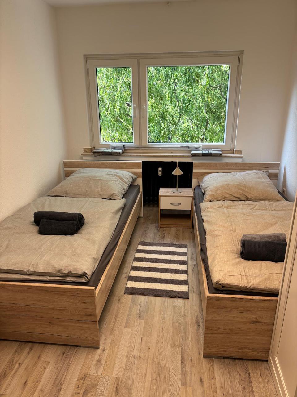 Mehrbettzimmer mit Fensterfront und Teppich