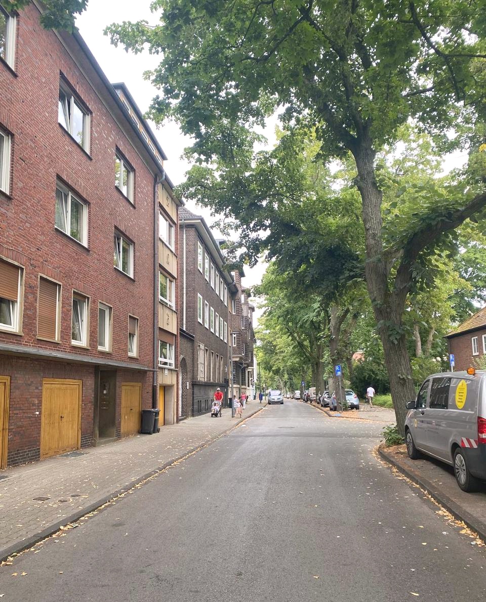 Ruhige, grüne Wohnstraße in der Umgebung