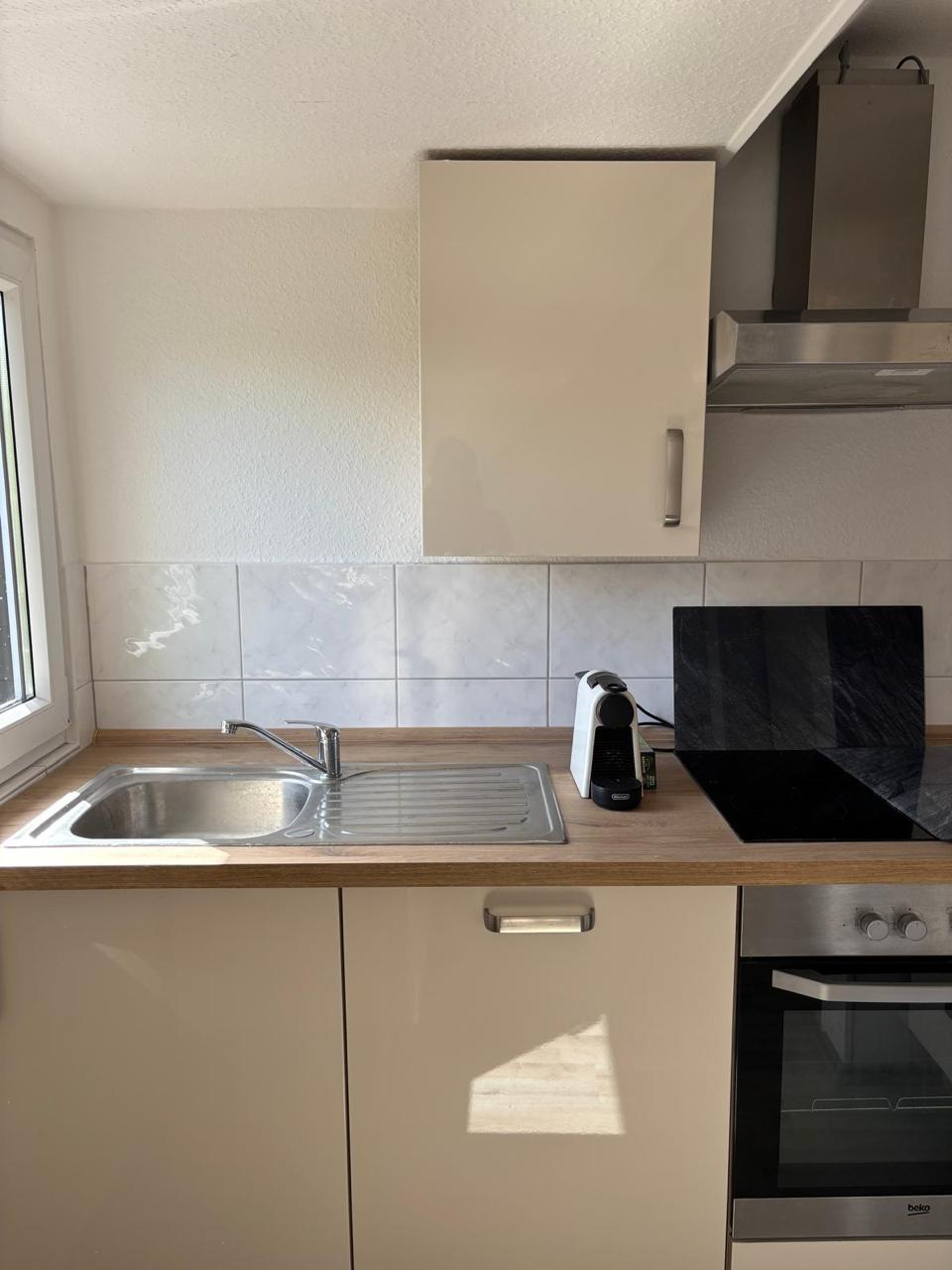 Spüle und Arbeitsfläche mit Fenster