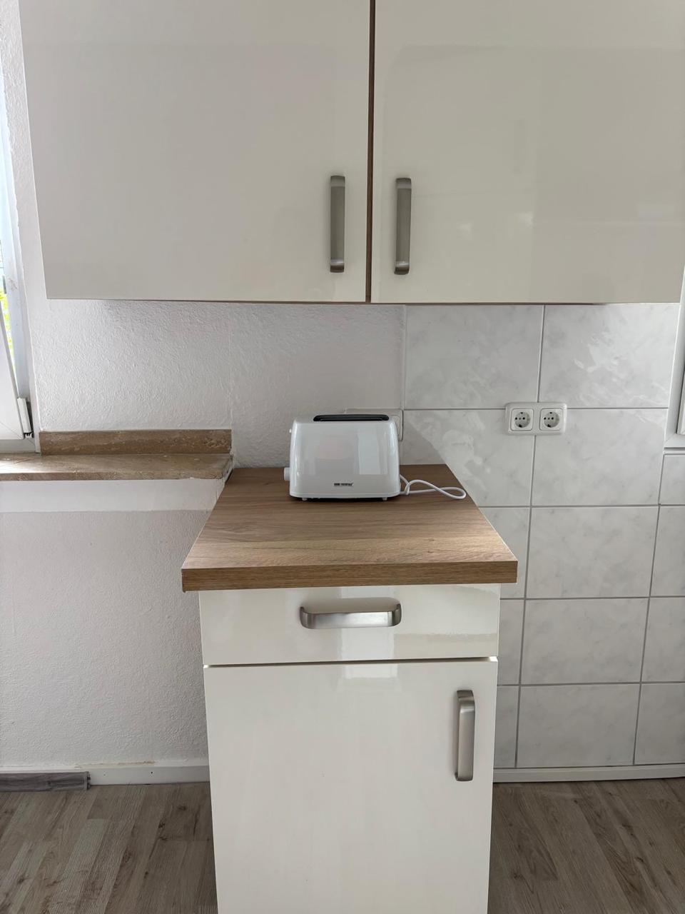 Küchenzeile mit Toaster und Fenster