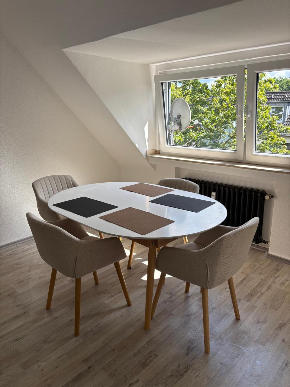 Essbereich mit Fensterblick ins Grüne
